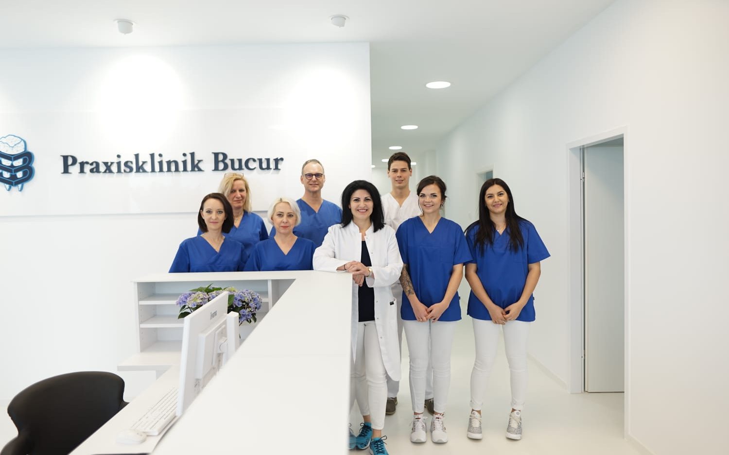 Das Team der Praxisklinik Bucur am Empfang